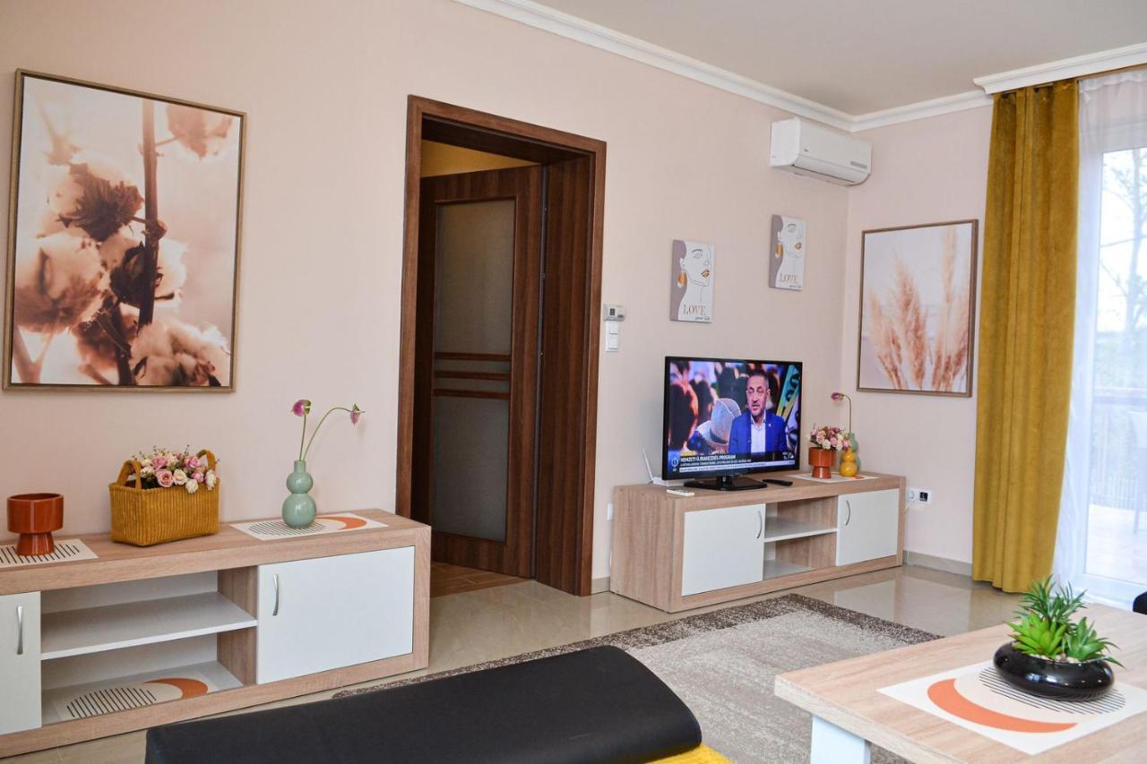 Unicum Apartman Hajduszoboszlo Bagian luar foto