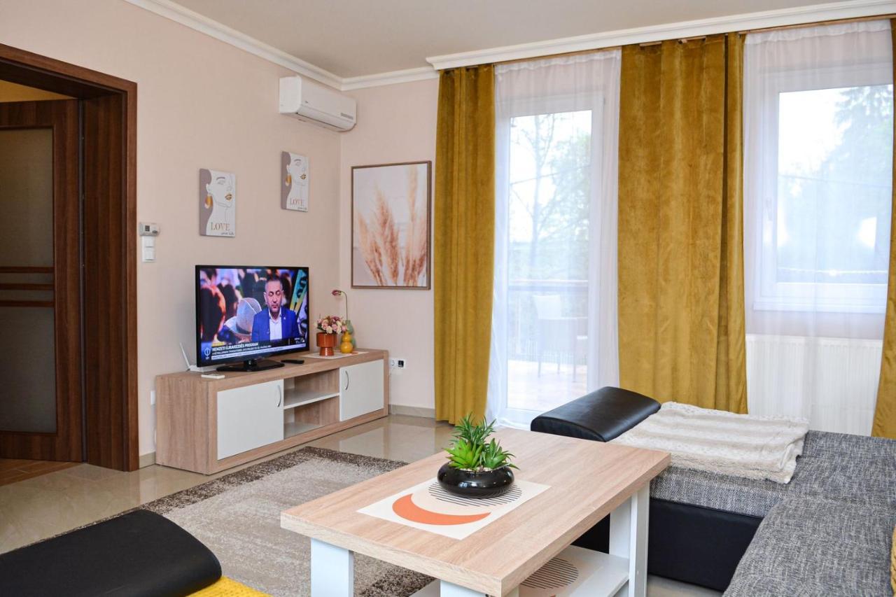 Unicum Apartman Hajduszoboszlo Bagian luar foto