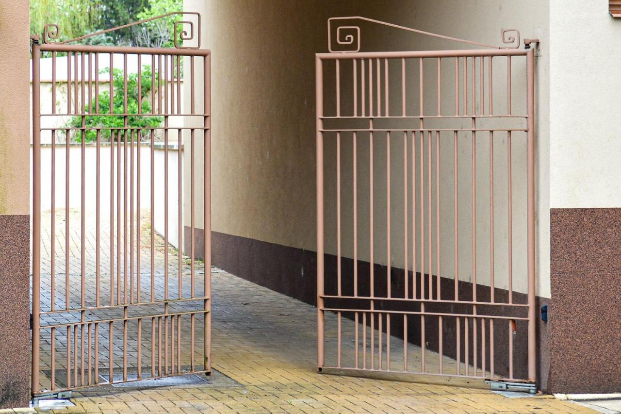 Unicum Apartman Hajduszoboszlo Bagian luar foto