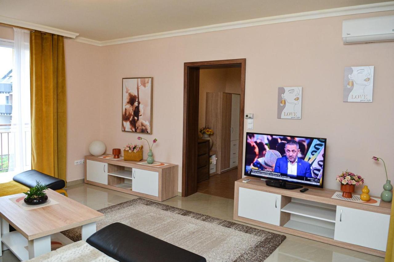 Unicum Apartman Hajduszoboszlo Bagian luar foto
