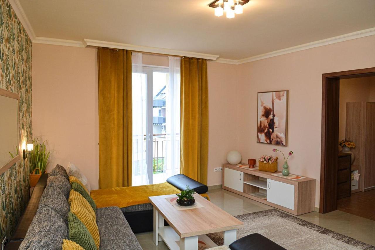 Unicum Apartman Hajduszoboszlo Bagian luar foto